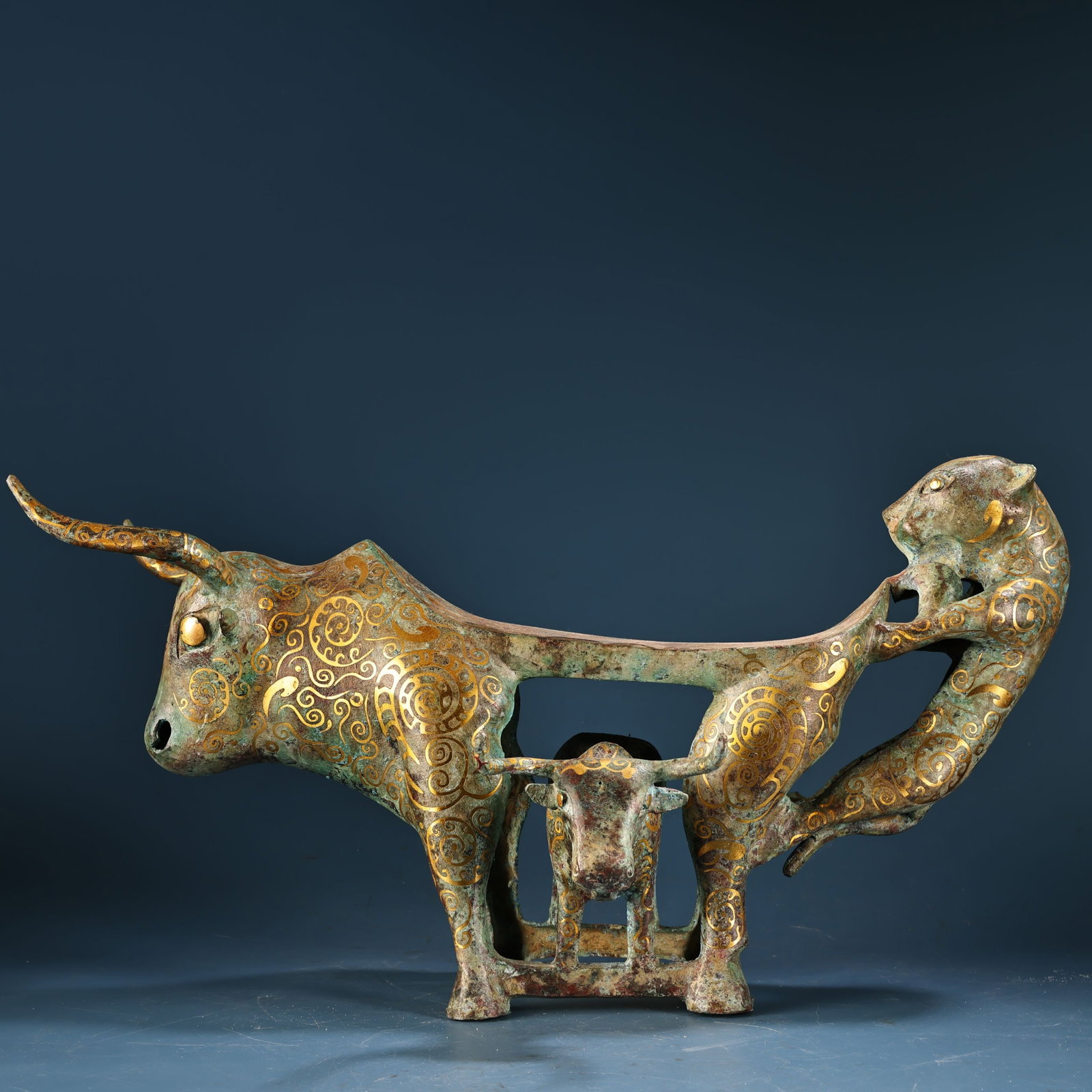 Rare antique pure copper bronze ox pillow: A rare bronze round vase with snake motif, from a well-known collection. Exquisitely crafted and beautifully designed. Weighs 3300g, 30cm high, 17cm wide. Provenance:from the collection of George Stop
