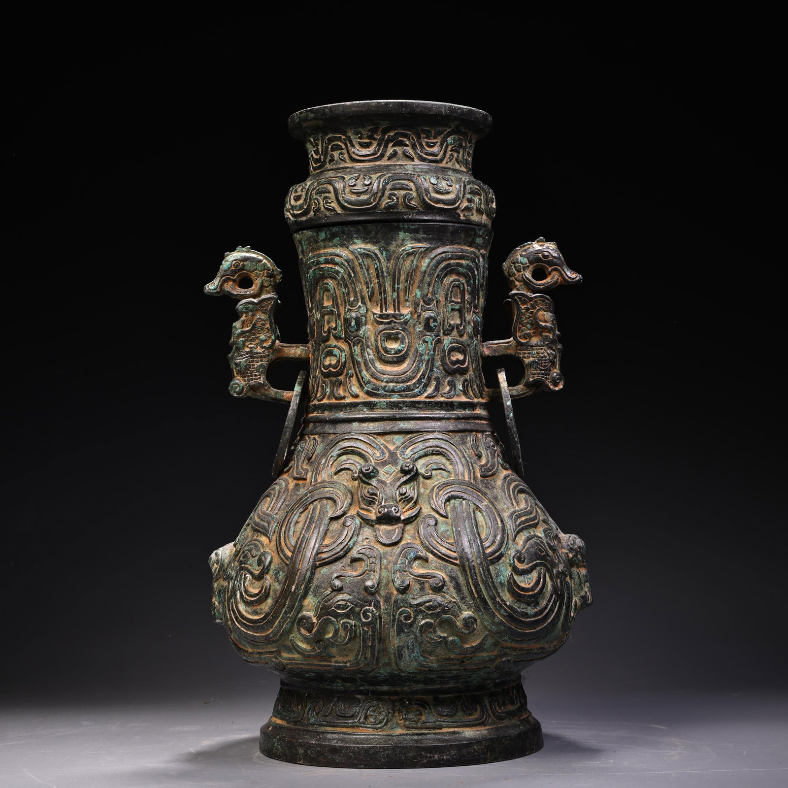 Rare Collection: Bronze Snake-Patterned Round Pot and Vase: A pair of exquisite bronze Boshan censers with inscriptions, from a rare collection. The craftsmanship is superb, and the shapes and styles are beautiful. Each weighs 900 grams, is 18 cm high and 13 c