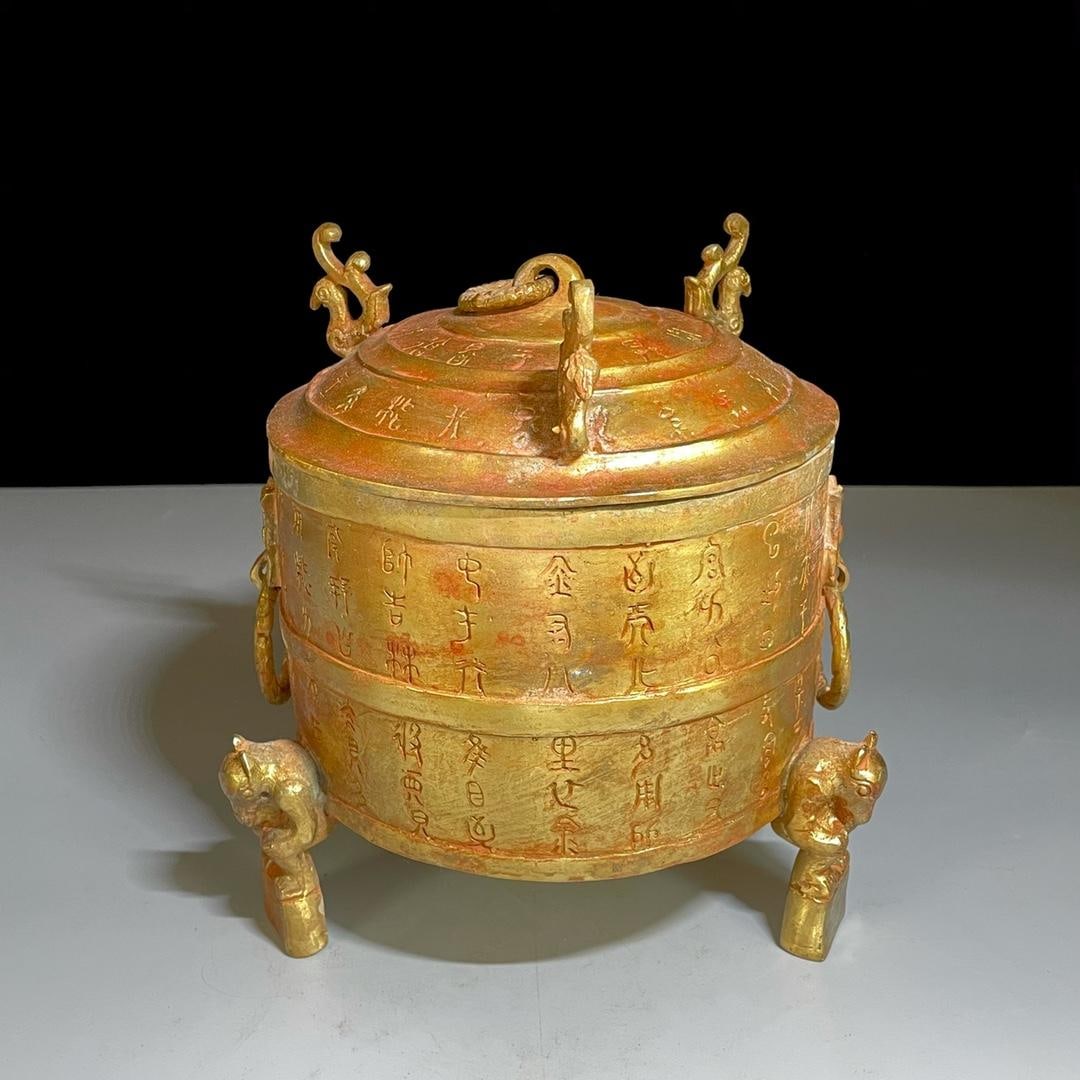 Gilded bronze artifacts with engraved inscriptions: A pair of bronze animal-shaped covered cups and goblets, a rare and exquisite piece from a long-time collection. The craftsmanship is superb, and the shapes and styles are beautiful. Each weighs 1100 