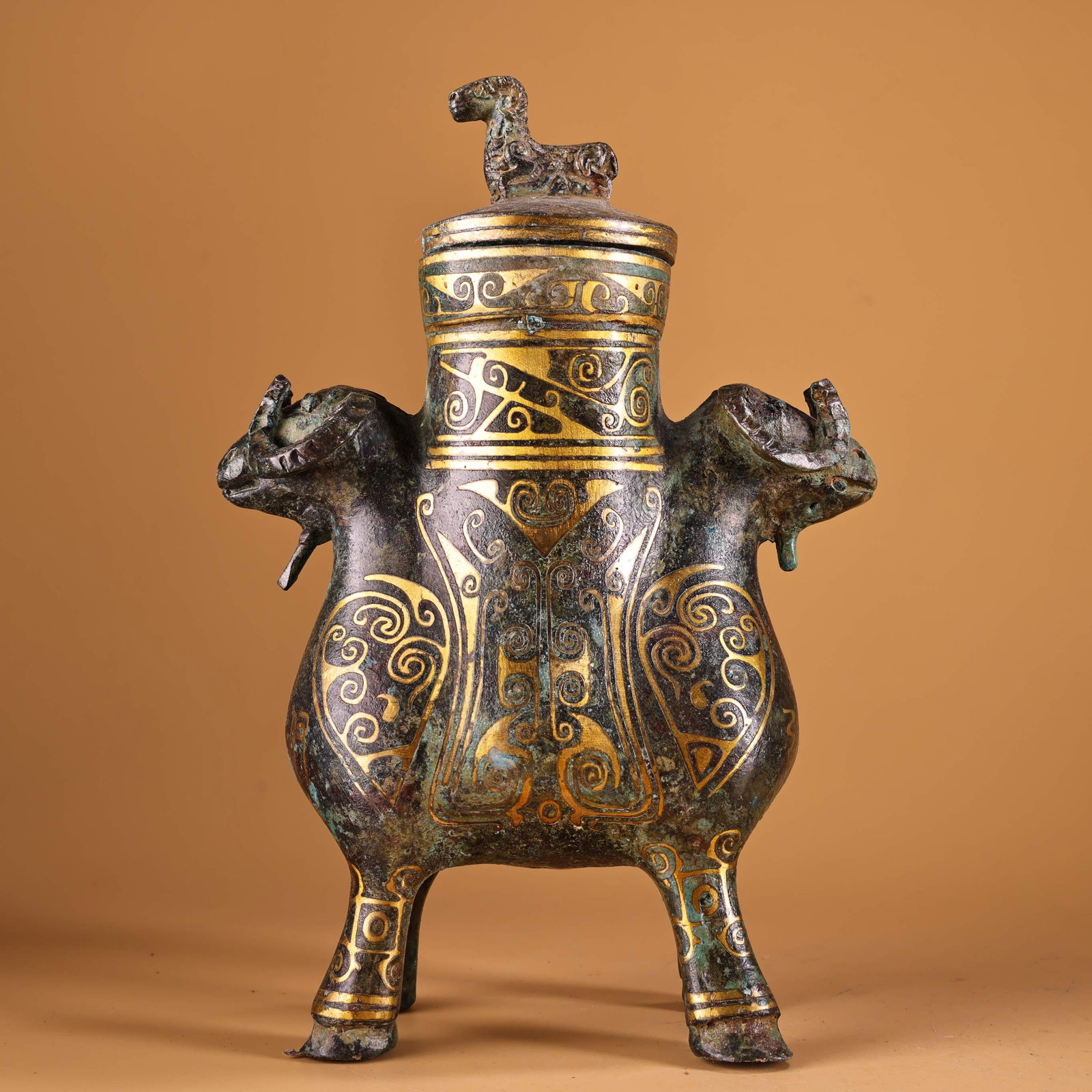 Rare bronze vessel with gilt ram's head design from a rare collection.: rare bronze square bird-shaped covered pot with inscription, from a well-preserved collection. Exquisitely crafted and beautifully shaped. Weighs 4420g. Height 33cm, width 33cm. Provenance:from the co