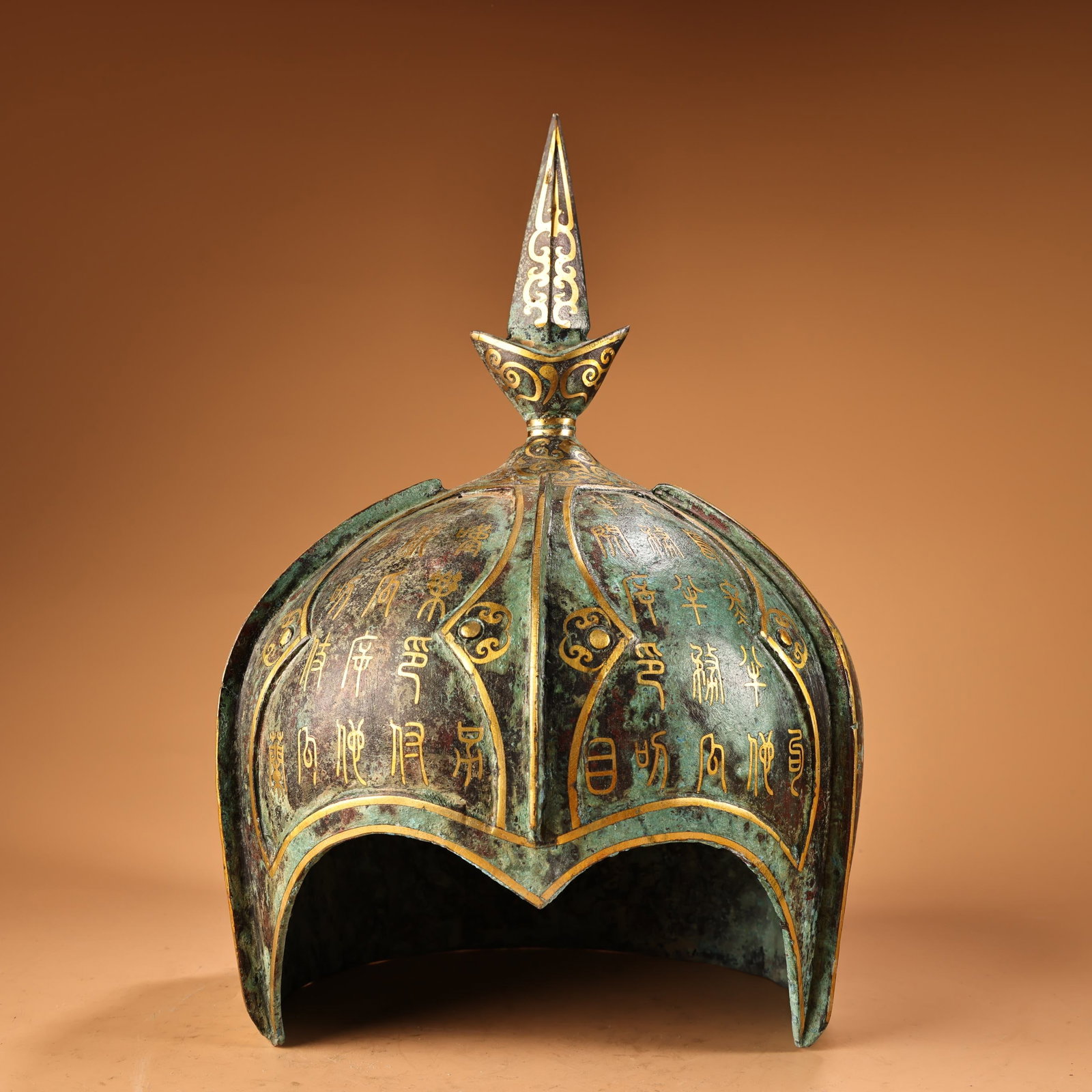 Rare bronze helmet with gold inlay from the old collection: A rare bronze kylin (Chinese mythical creature) from a well-preserved collection, exquisitely crafted and beautifully designed. It weighs 1800 grams, is 29 cm high, and 26 cm wide. Provenance:Private 