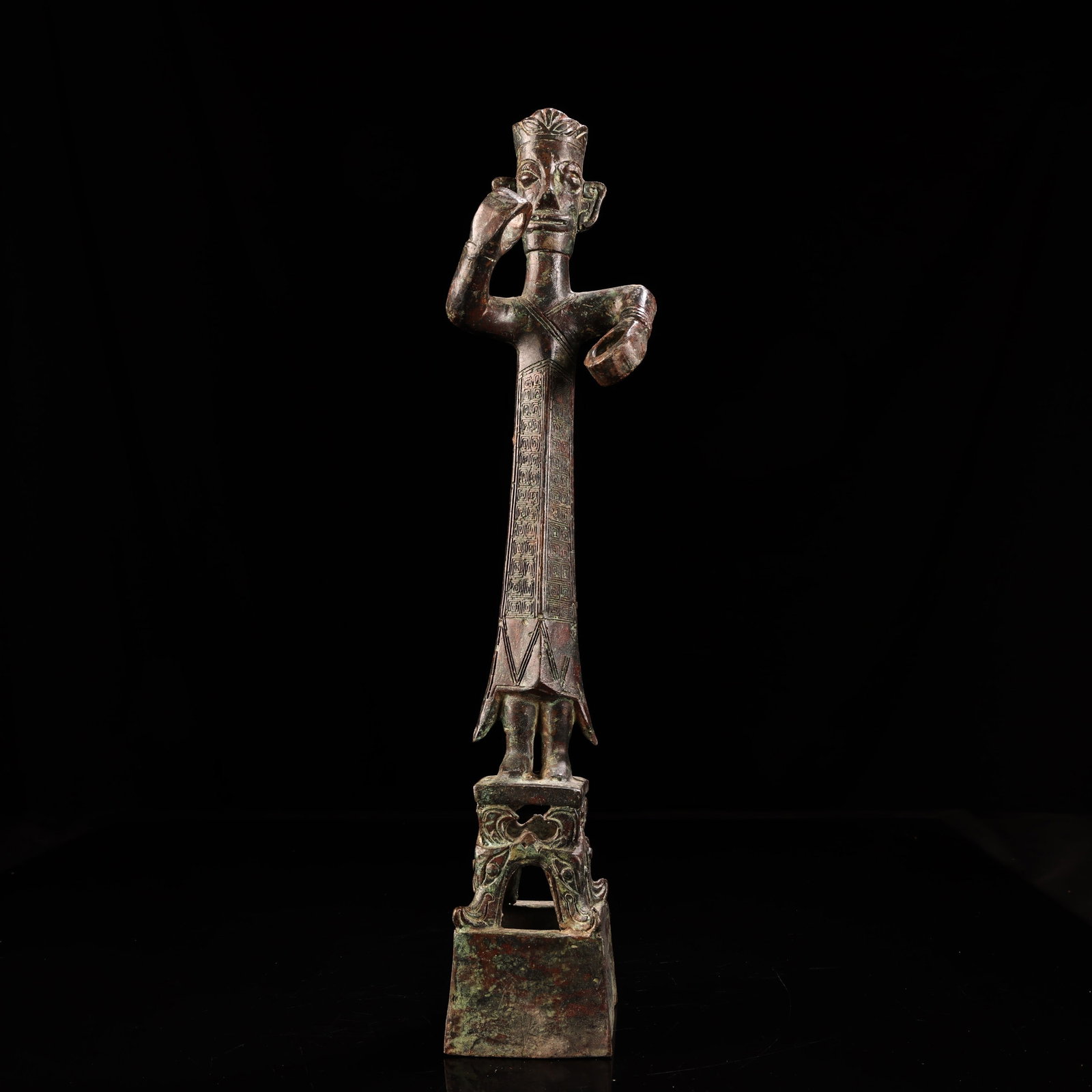 Rare bronze artifacts from the Sanxingdui site: A rare bronze duck-shaped vessel from a well-preserved collection, exquisitely crafted and beautifully shaped. It weighs 4500g and measures 34cm in height and 31cm in width. Provenance:Private collect