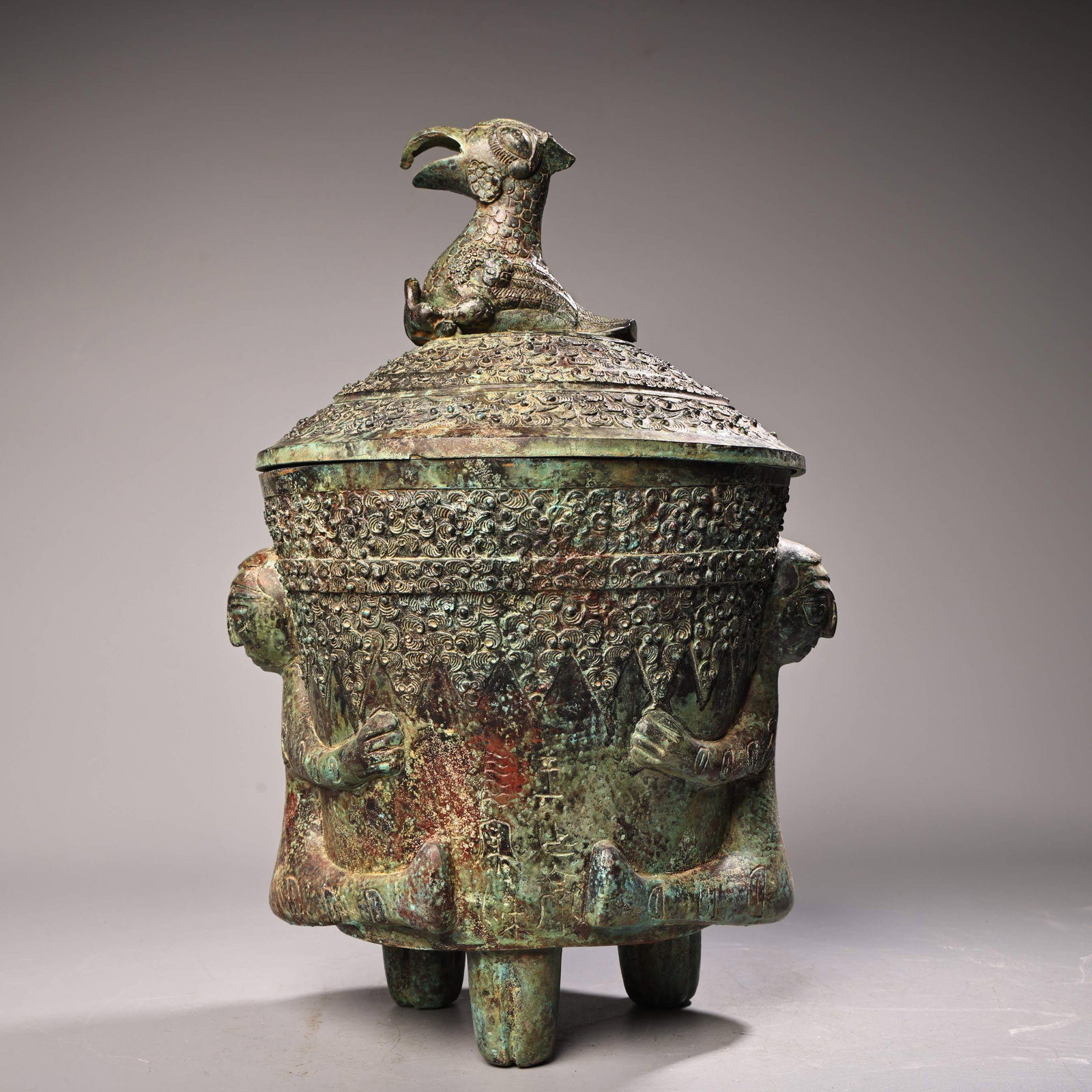 Rare bronze bird-shaped granary: Bronze belt hook, inlaid with gold and silver, finely cast using the clay mold method. Belt hooks originated in the Western Zhou Dynasty and were widely popular from the Warring States period to the Q