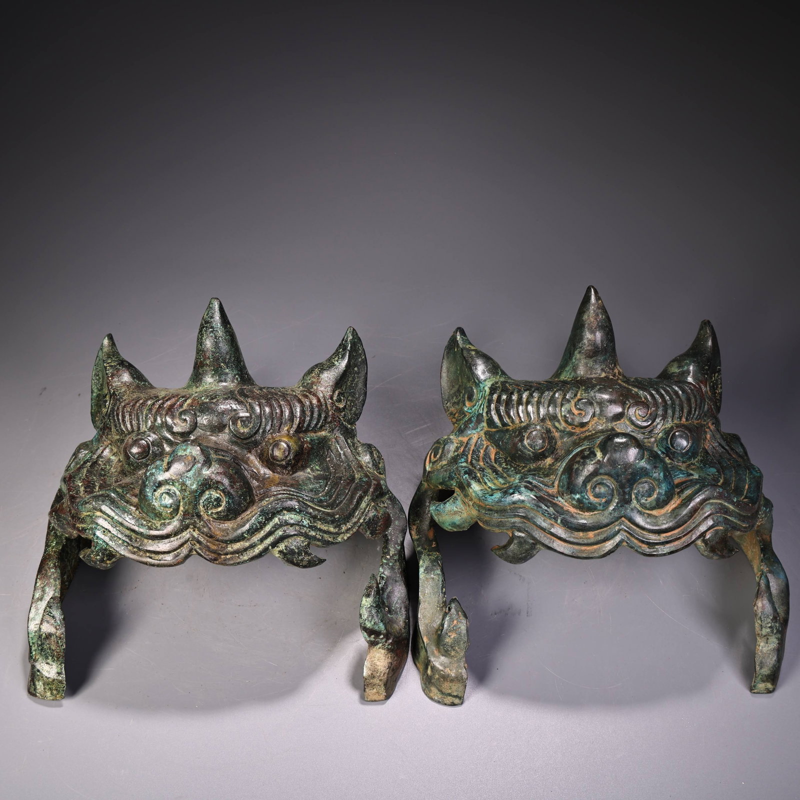 Rare antique bronze tiger-head hat helmet: A rare bronze hanging clock with an elephant-back design and standing dragon motif, from a distinguished collection. Exquisitely crafted and beautifully shaped. Weighs 6500 grams, 61 cm high, and 34 c