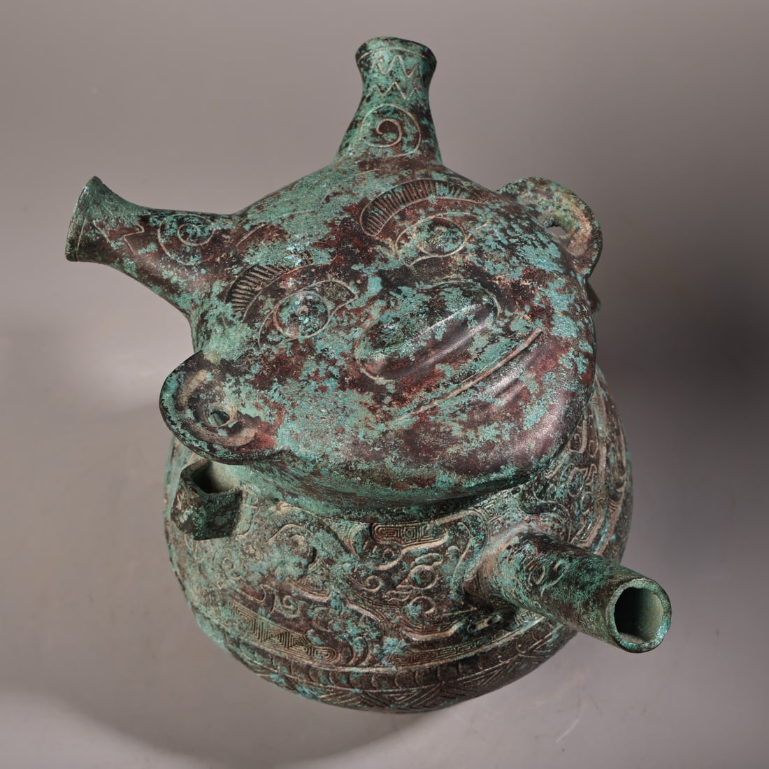 Rare bronze wine pot with human face lid and inscription from a rare collection: The bronze warrior figure from the old collection is exquisitely crafted and beautifully shaped. It weighs 590 grams, is 21 cm high, and is 9 cm wide. Provenance:Private collection, Manchester, The Un