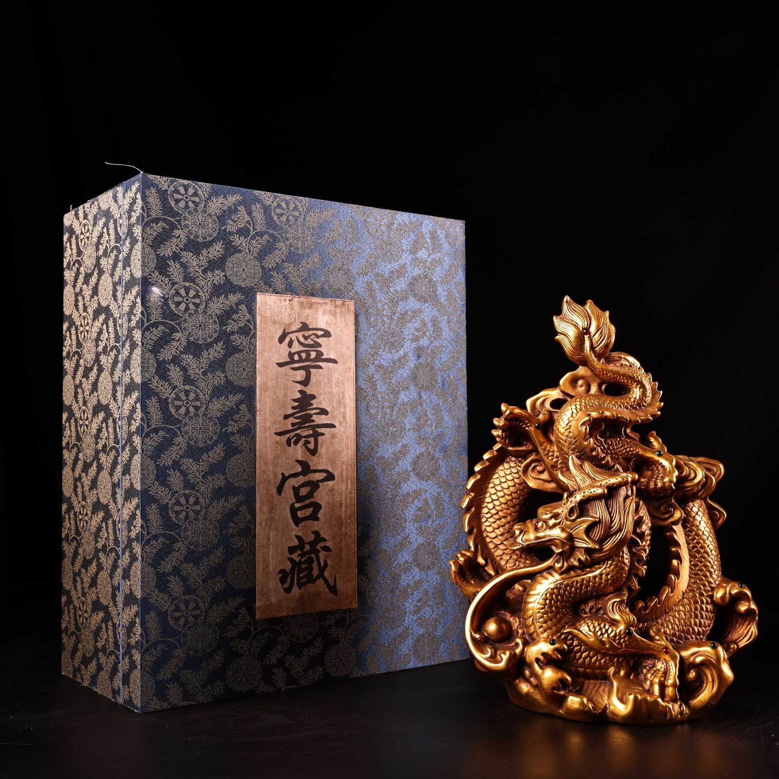 pair of rare, high-relief, engraved, filigree, and gilded gourd-shaped vases, a treasure from the: A pair of exquisitely crafted, high-relief, filigree, and gilt-gilt gourd-shaped vases, formerly in the collection. The vases weigh 550 grams, are 20 cm high and 12 cm wide. Provenance:from the collec