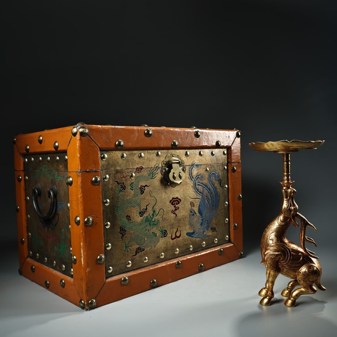 Rare Collection: Pure bronze high-relief engraved and gilded deer pull stand from the imperial: This is a rare, imperial-collection piece: a pure bronze high-relief gilt-bronze deer pull stand. The craftsmanship is exquisite, the design beautiful, and it comes with an antique bronze box. The box