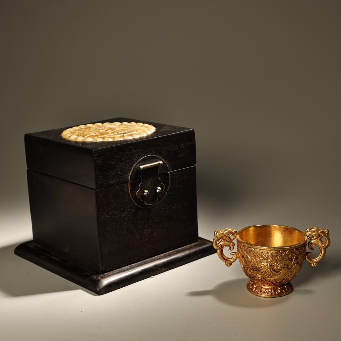Rare antique pure bronze high-relief engraved gilt phoenix wine cup: A rare, well-preserved pure bronze high-relief gilt phoenix wine cup, exquisitely crafted with a beautiful shape and style, comes with an antique ebony box, weighs 200 grams, is 5.5 cm high and 10 cm 