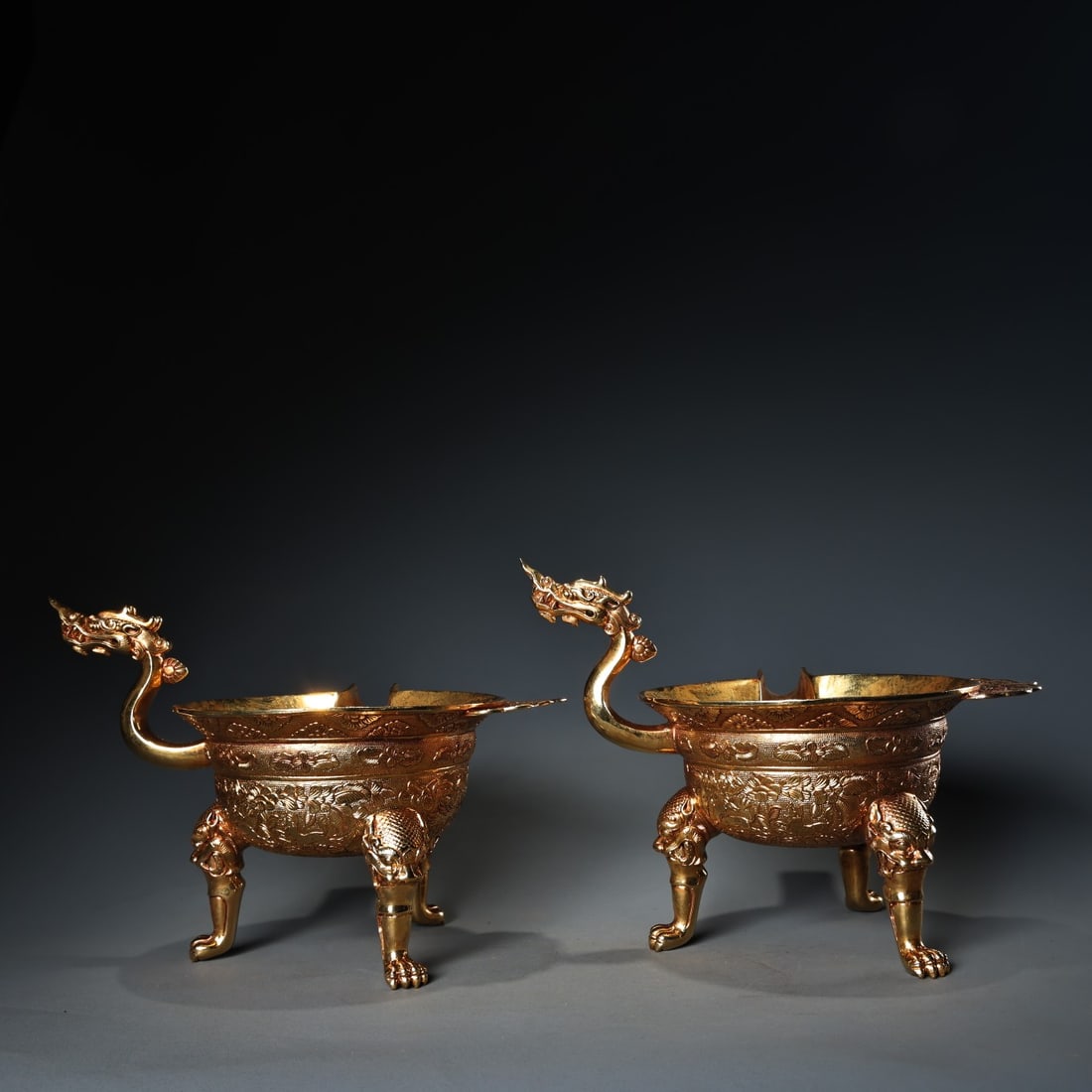 Rare antique collection: High-relief, hand-engraved, gilded dragon head Fenjiu vessel: A rare, hand-carved, gilded dragon head vessel from a rare collection. Exquisite craftsmanship and beautiful shape. Weighs 550 grams, 14 cm high, and 21 cm long. Provenance:from the collection of Geor