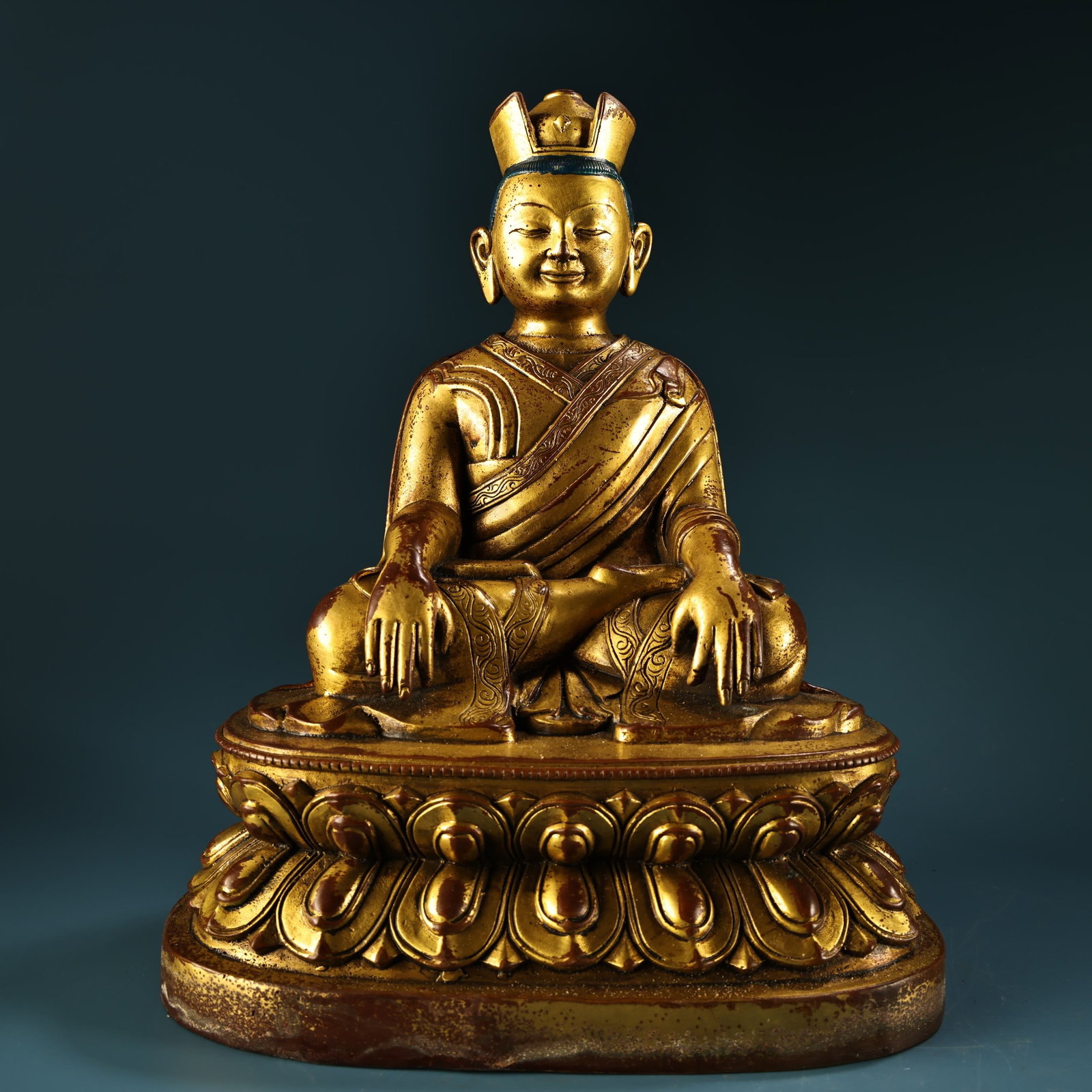 A rare, high-relief, gilt-gilt Tibetan Karmapa Buddha statue from a Tibetan collection.: A rare, high-relief, gilt-gilt Tibetan Karmapa Buddha statue from a Tibetan collection. Exquisitely crafted and beautifully made, weighing 4800 grams, 26 cm high and 20 cm wide. Provenance:from the co