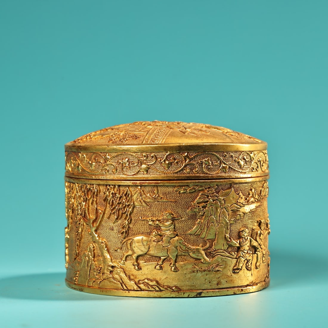 Rare antique collection: Pure copper high-relief engraved 100 children design gilt jewelry: A rare, high-relief, gilt-bronze jewelry box/powder box with a hundred children design, crafted from pure copper. Exquisitely made and beautifully crafted, it measures 10 cm in diameter, 8.5 cm in hei