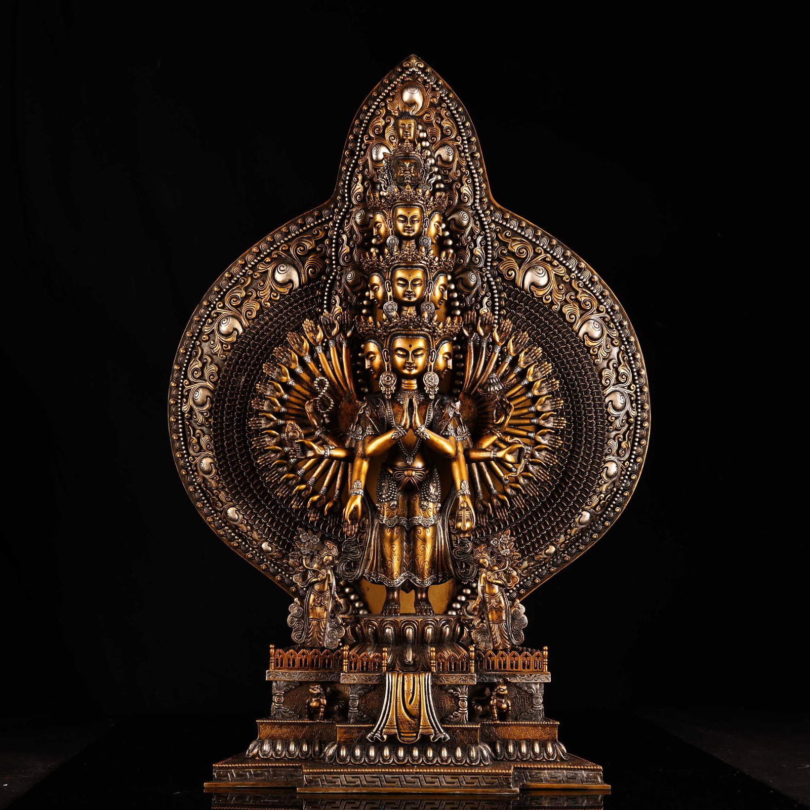 Rare antique collection: A pure copper, high-relief, gilded and silver-painted Thousand-Armed: rare and exquisite bronze Thousand-Armed Guanyin Bodhisattva statue, featuring high relief engraving and gilding with gold and silver, from a long-time collector's collection. The statue is 12,000g in