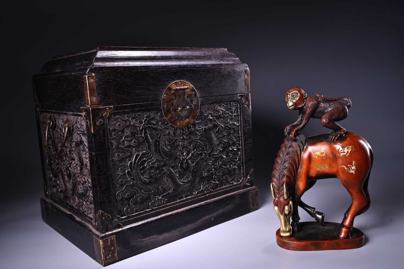 Rare antique pure copper high-relief engraved gilt and silver equestrian throat seal: A rare, high-relief, gilt-silver-plated bronze horse with a distinctive throat seal, crafted with exquisite detail and beautiful design. It comes with an antique wooden box. Weighs 2050 grams, is 22 c
