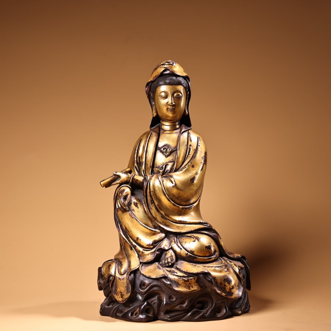 Rare pure bronze high-relief gilt Guanyin Bodhisattva statue from a distinguished collection.: Rare, high-relief, gilt bronze Guanyin Bodhisattva statue, a treasure from a rare collection. Exquisitely crafted, weighing 6200 grams, 25 cm high and 21 cm wide. Provenance:from the collection of Geo