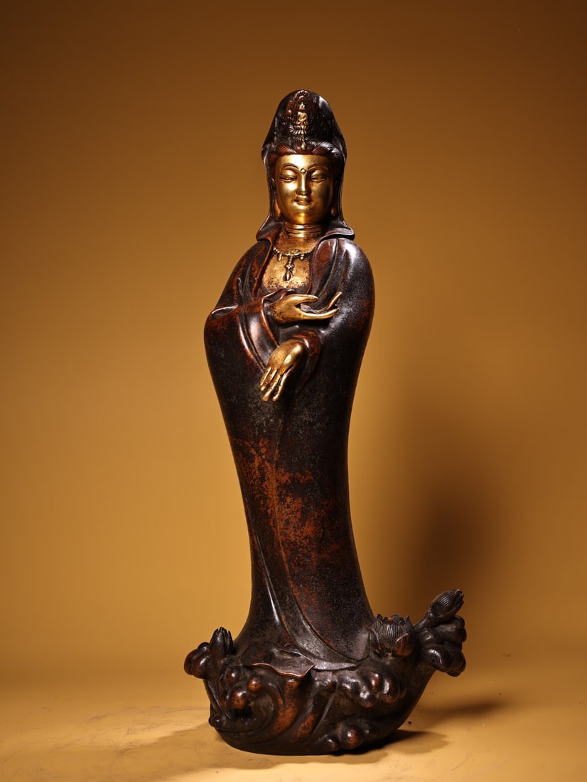 Rare antique collection: A pure copper, high-relief, gilded Guanyin Bodhisattva statue.: A rare and exquisite bronze high-relief gilt Guanyin Bodhisattva statue, weighing 7000g, 50cm high and 20cm wide. Provenance:from the collection of George Stopher, Kent, purchased from P&M Waldo Antiq