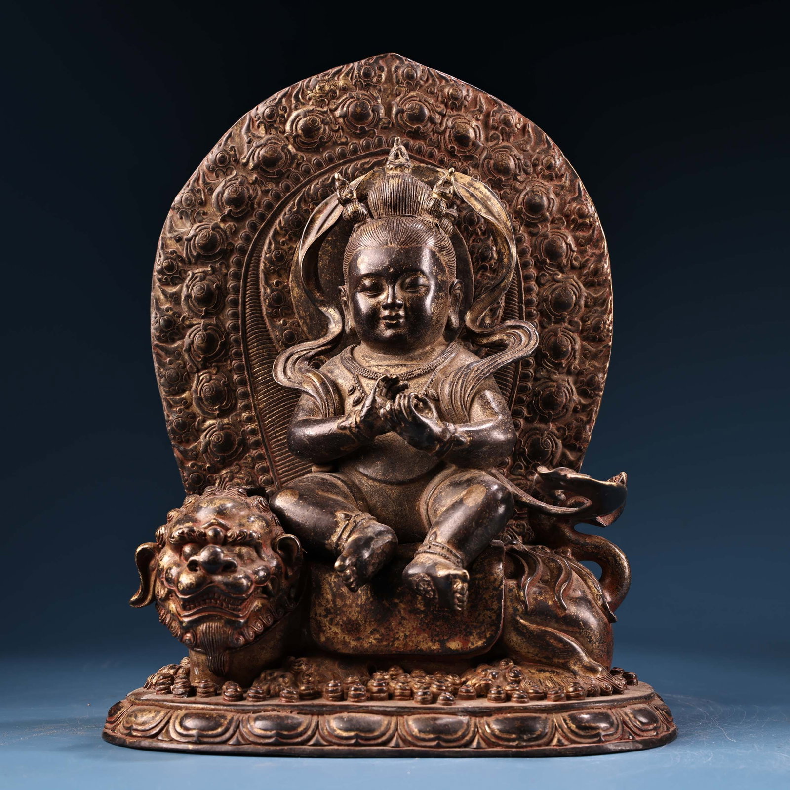 Rare antique collection: A pure copper, high-relief, gilded Manjushri Bodhisattva statue.: A rare and exquisite bronze Manjushri Bodhisattva statue, crafted in high relief and gilded, weighing 2500 grams, 25 cm high and 19 cm wide. Provenance:from the collection of George Stopher, Kent, pur