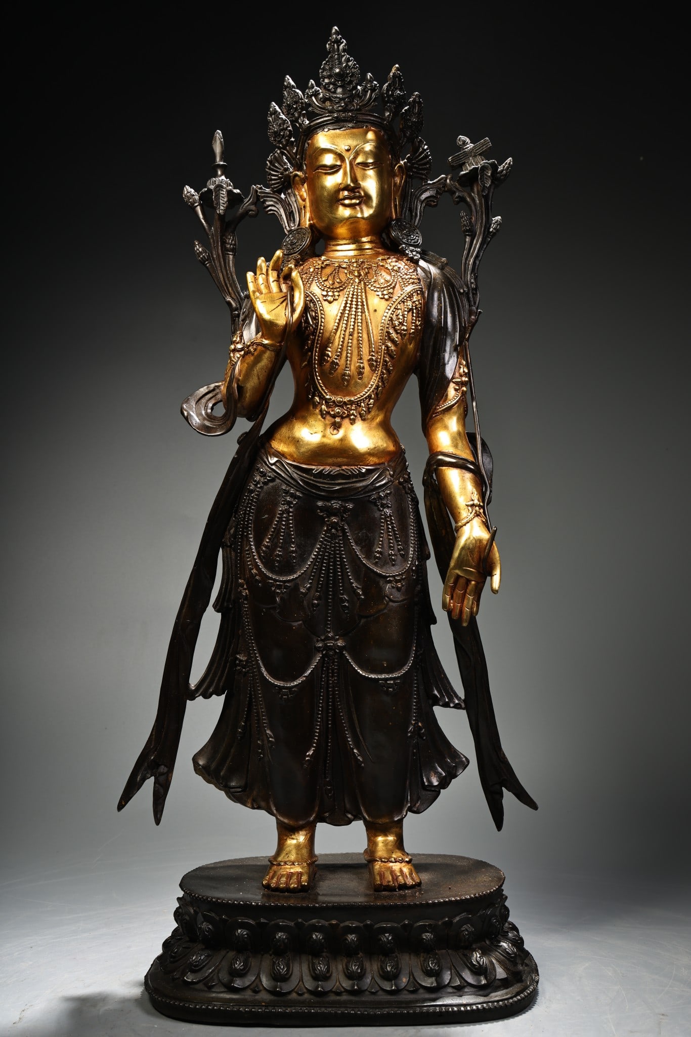 A rare, high-relief, gilt-bronze Tibetan Green Tara Buddha statue from a rare collection.: A rare and exquisite piece from a long-time collection: a pure copper, high-relief, gilt-gilt Tibetan Green Tara Buddha statue. The craftsmanship is superb, the statue is beautifully made, weighs 7000