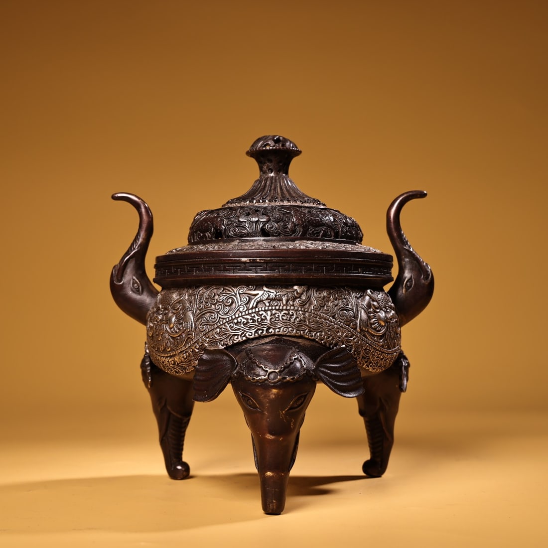 Rare antique collection: Pure copper high-relief engraved silver-plated incense burner with animal: A rare, well-preserved antique: a pure copper incense burner with high-relief engraving and silver gilt depicting mythical beasts. Exquisitely crafted, it weighs 1500 grams, is 22 cm high, and 20 cm w