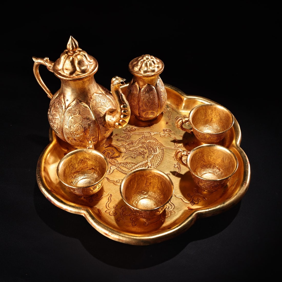 A set of rare, high-relief, gilded bronze wine vessels from a private collection.: A rare, well-preserved set of pure copper high-relief engraved and gilded wine vessels, exquisitely crafted and beautifully shaped. The set weighs 1100 grams, with the plate measuring 25 cm in diamete