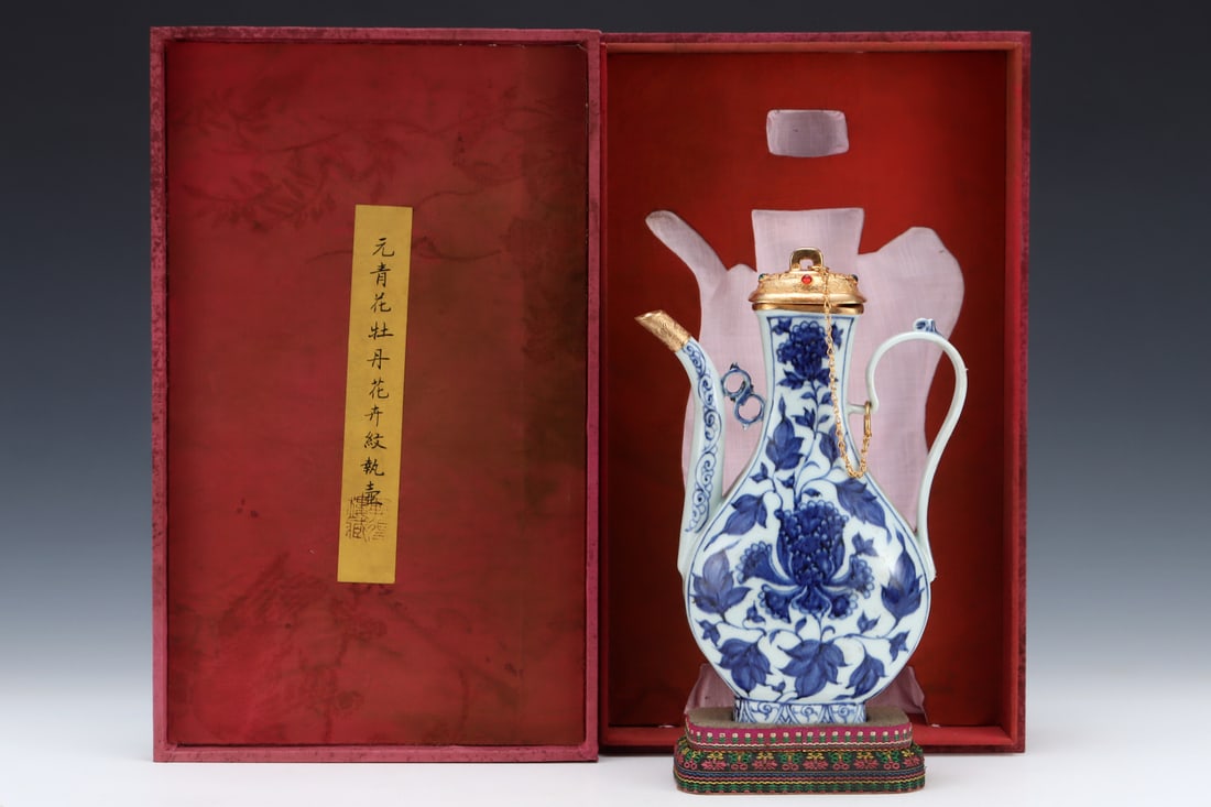 Formerly in the collection, Yuan blue and white porcelain ewer with gold-plated and engraved peony: Yuan dynasty blue-and-white porcelain ewer with gilt-engraved peony design, formerly in the collection. Dimensions: Height: 24.5 cm; Diameter: 16.8 cm. Provenance:Private collection from a professor i