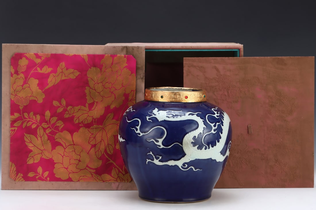 Formerly in the collection, a Yuan dynasty sacrificial blue-glazed jar with gold-plated and engraved (1 of 9)