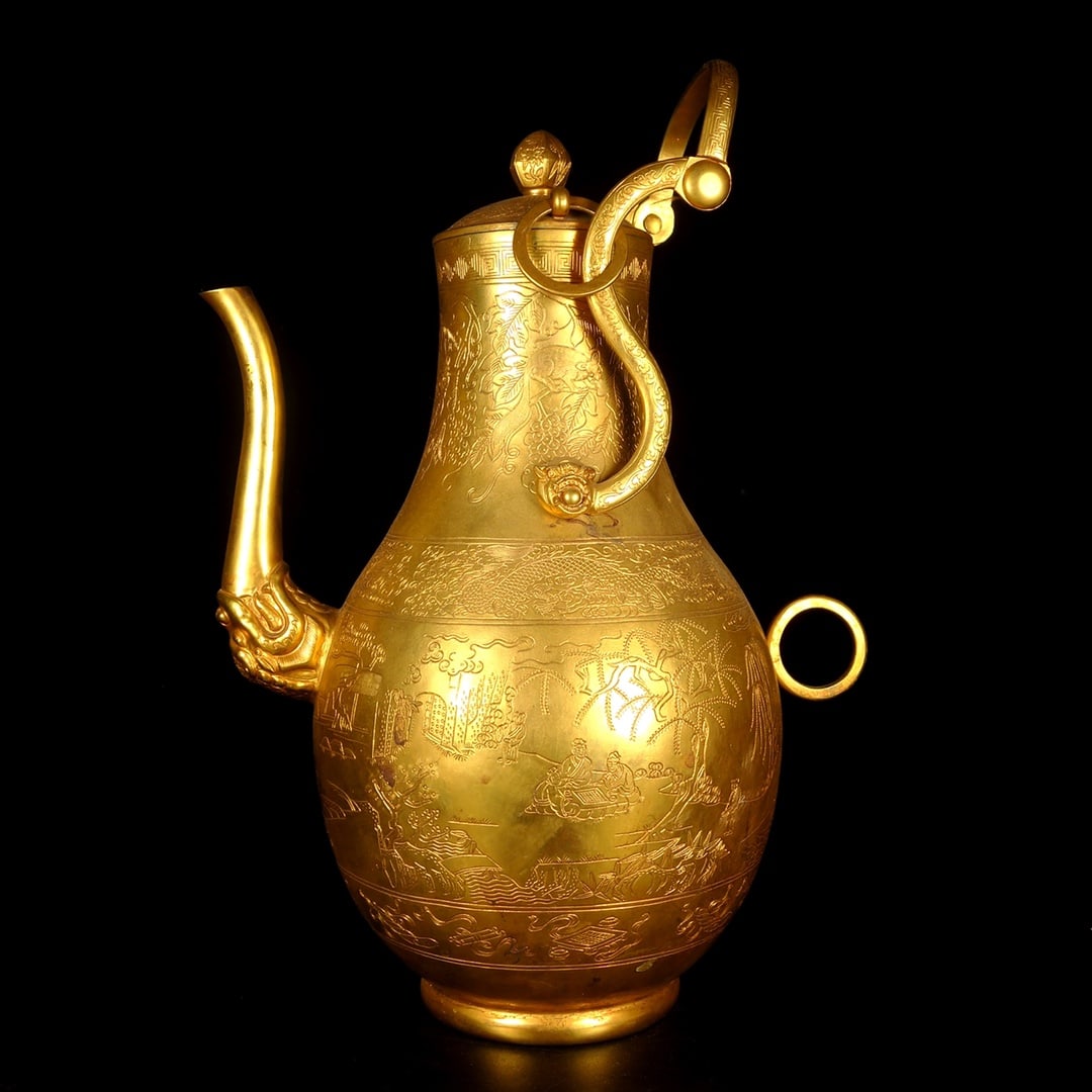 Old Collection Wine Jar with Handle: This is a vintage wine jug with a handle, hand-engraved with clear patterns and smooth lines, demonstrating skillful craftsmanship. It is a valuable collectible. It measures 33 cm in height, 22 cm in 