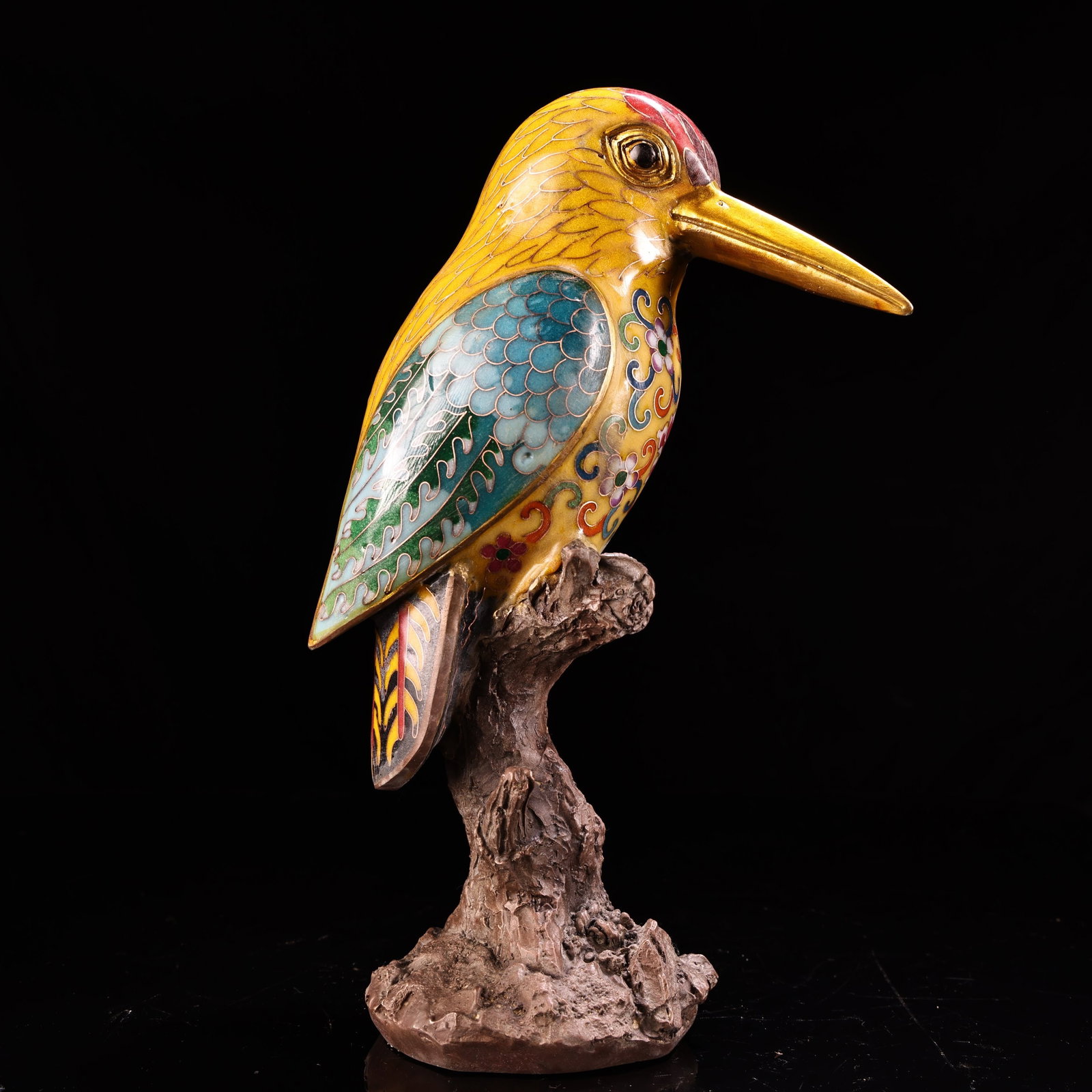 Rare antique pure copper high-relief engraved cloisonne enamel bird: A rare and exquisite piece from a long-time collection: a pure copper cloisonne enamel bird sculpture with high relief engraving, exquisite craftsmanship, and a beautiful shape. It weighs 2200 grams, 