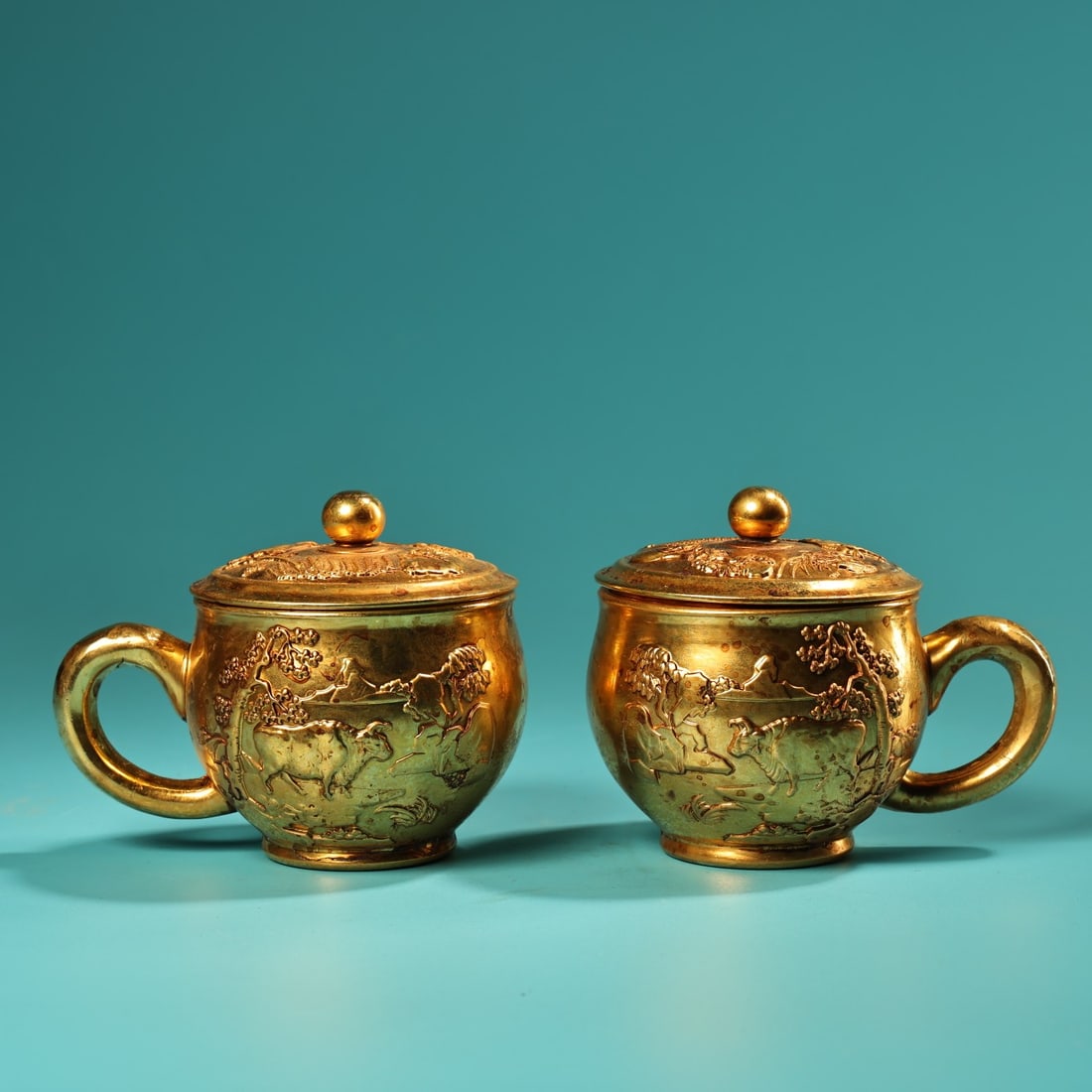 Rare antique collection: Pure copper high-relief engraved and gilded teacup: A rare and exquisite pair of pure copper high-relief gilt teacups, crafted with exquisite detail and design. Each cup is 7 cm high, 10 cm long, and weighs 300 grams. Provenance:Private collection, Liv