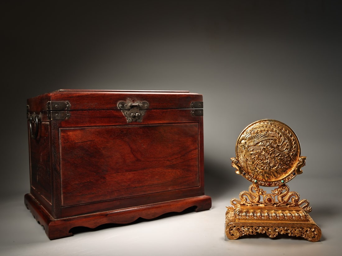 Rare pure copper gilt phoenix screen with high relief engraving technique from the Qing Dynasty: A rare, high-relief, gilt-bronze phoenix screen from the Qing Dynasty imperial collection. Exquisitely crafted and beautifully designed, it comes with an antique rosewood box. Weighing 1100 grams, it 