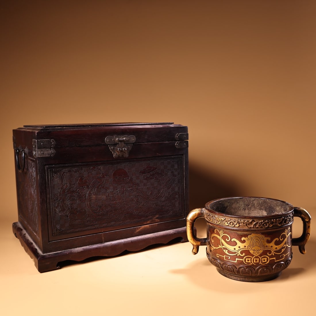 Rare, handcrafted, high-relief gilt incense burner from a rare collection.: Rare, handcrafted, high-relief, gilt-plated incense burner in pure bronze, from a rare collection, complete with a rosewood box. Exquisite craftsmanship and beautiful design. Weighs 2600 grams, 10.5 c