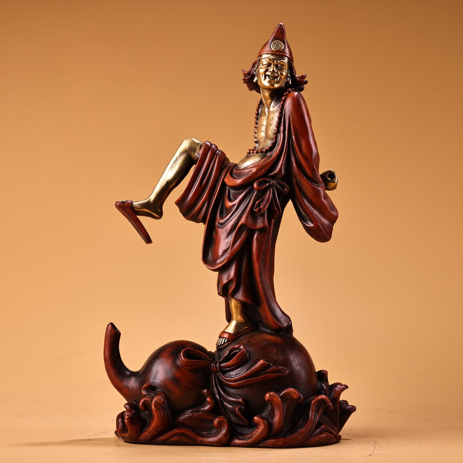Rare antique collection includes a pure copper and red copper high-relief gilt bronze statue of Ji: A rare and exquisite piece from a long-time collection: a high-relief, gilded bronze statue of Ji Gong, crafted with exquisite artistry and beautiful form. Weighing 2200 grams, 26 cm high and 16 cm wi