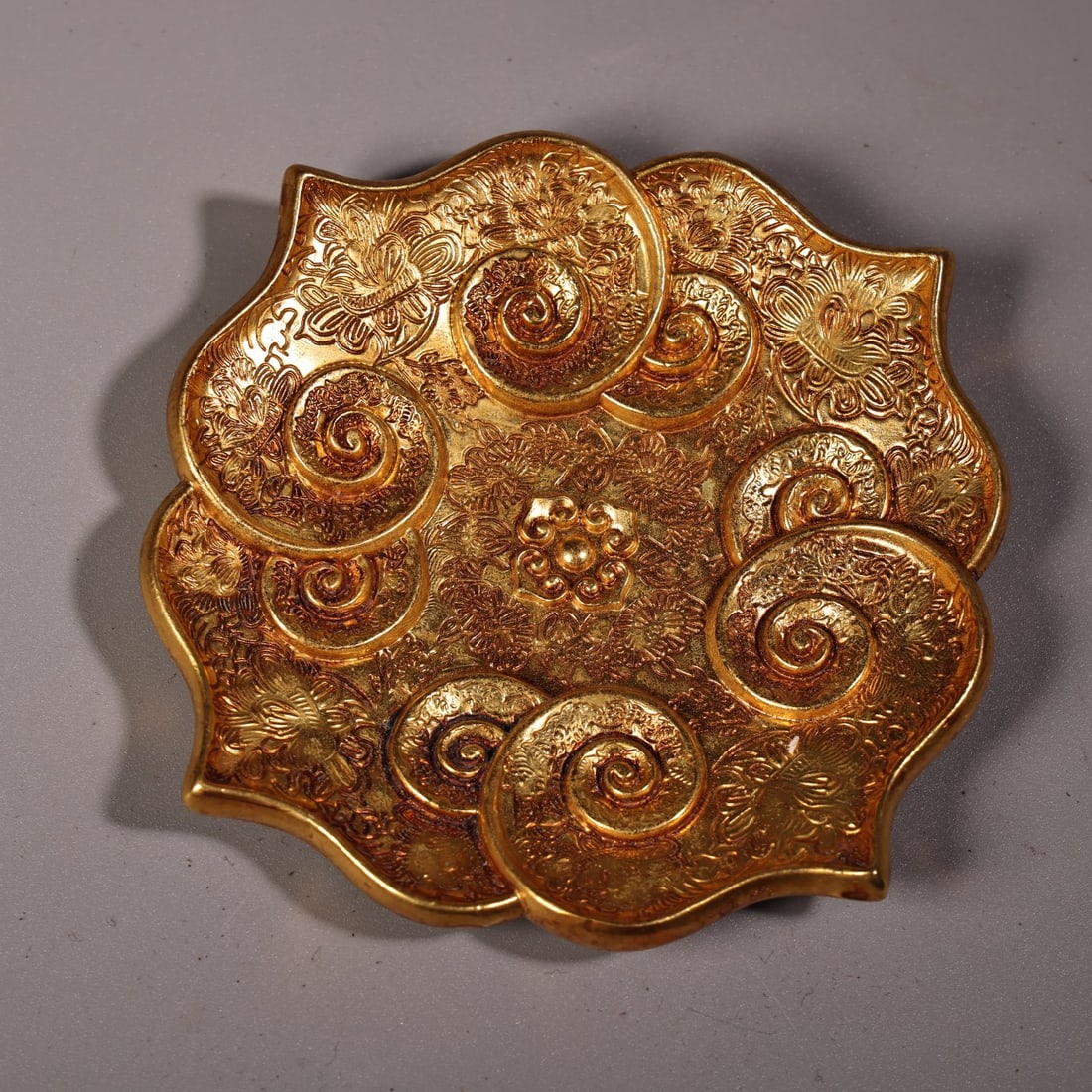 Rare antique collection: Pure copper high-relief engraved gilt plate: rare, well-preserved pure copper plate with high-relief engraving and gilding, exquisitely crafted and beautifully designed. Weighs 140 grams and is 8.5 cm long. Provenance:Private collection, Liverpo