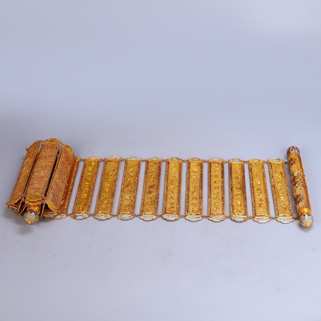 Treasured Qing Dynasty Gilt Bronze Cloisonne Enamel Poetry Scroll: A rare Qing Dynasty gilt bronze cloisonne enamel poetry scroll, weighing 1405 grams, measuring 20 cm in height and 85 cm in length. This imperial gilt bronze cloisonne enamel poetry scroll, made in th