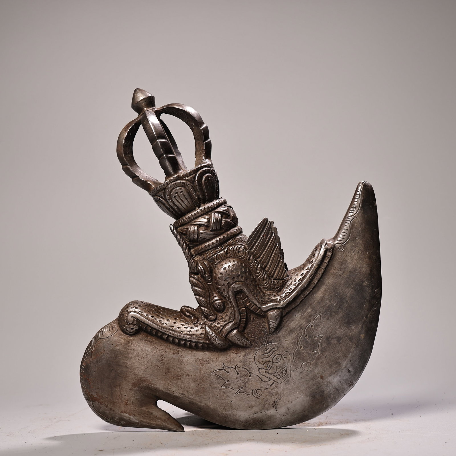 Rare Tibetan-made, high-relief, hand-carved Vajra Axe, crafted from cold iron.: Sold rare Tibetan cold iron carving, high relief, hand-engraved Vajra axe, exquisite craftsmanship, beautiful shape and design, weighing 2000 grams, 17 cm high and 15 cm wide. Provenance:Private colle