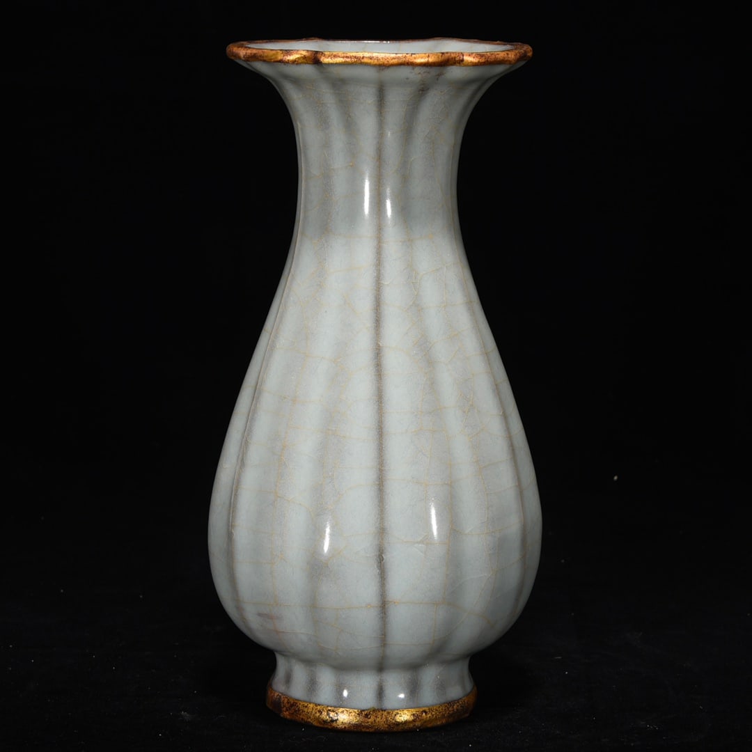 Former Longquan official porcelain bottle with gold-plated rim and scraped edges - 2