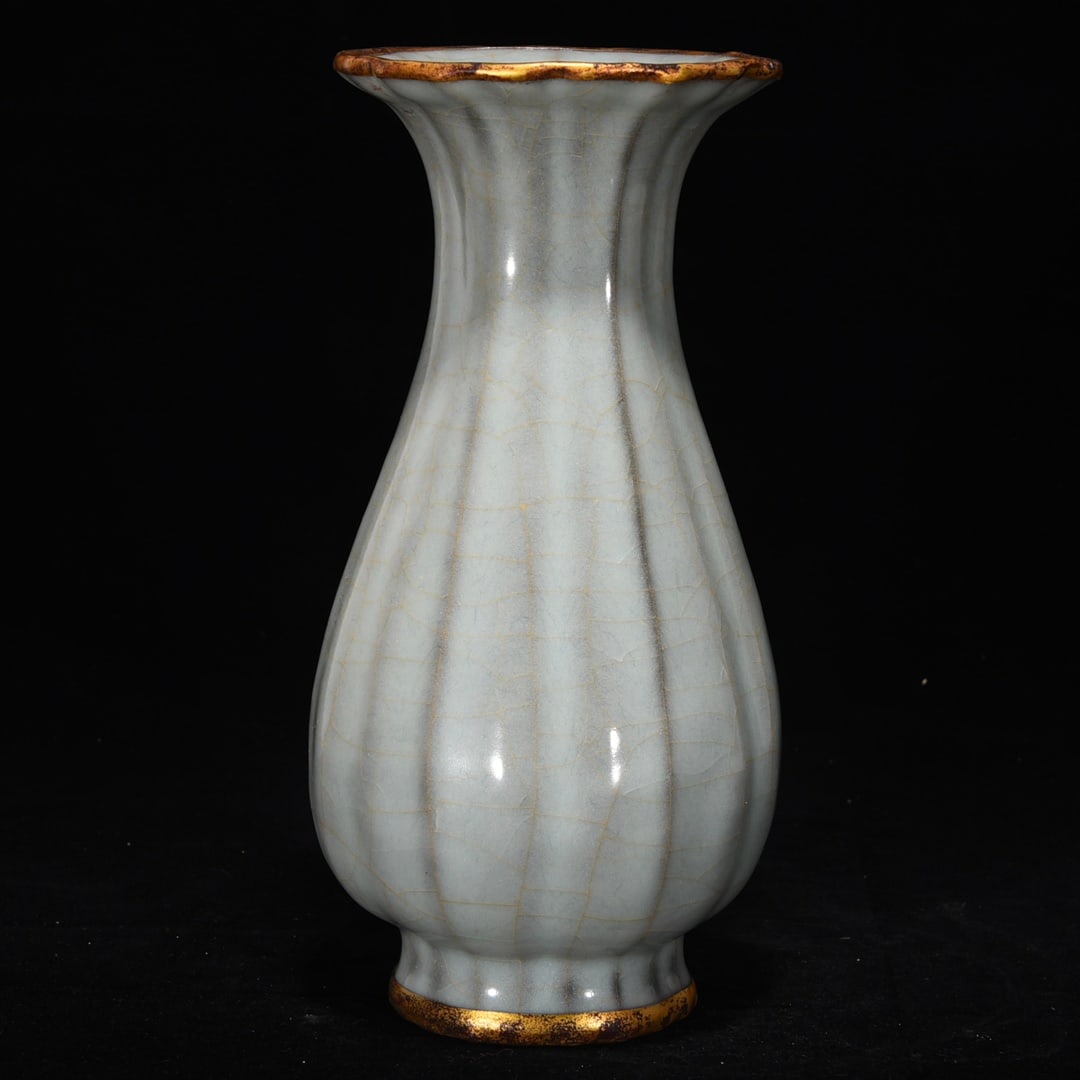 Former Longquan official porcelain bottle with gold-plated rim and scraped edges - 3