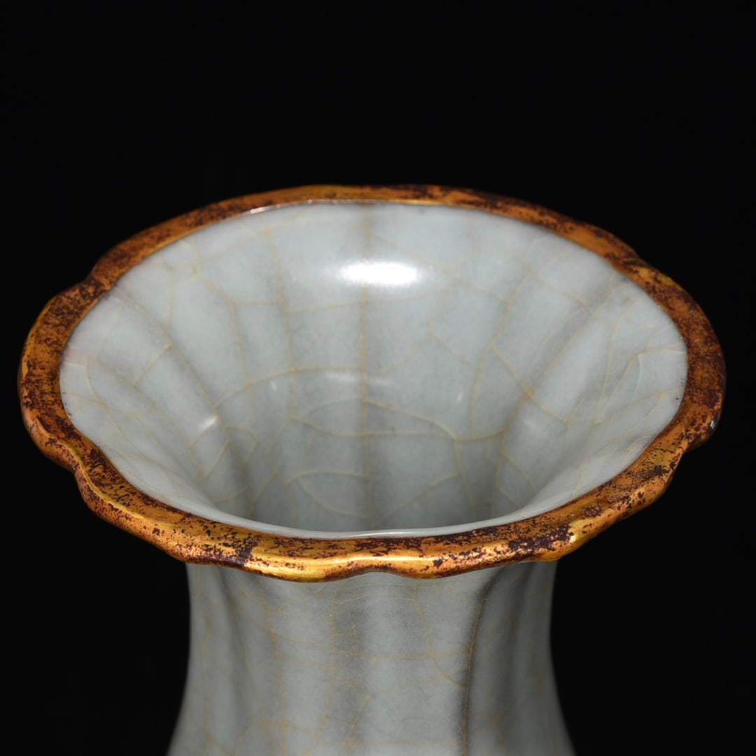Former Longquan official porcelain bottle with gold-plated rim and scraped edges - 4