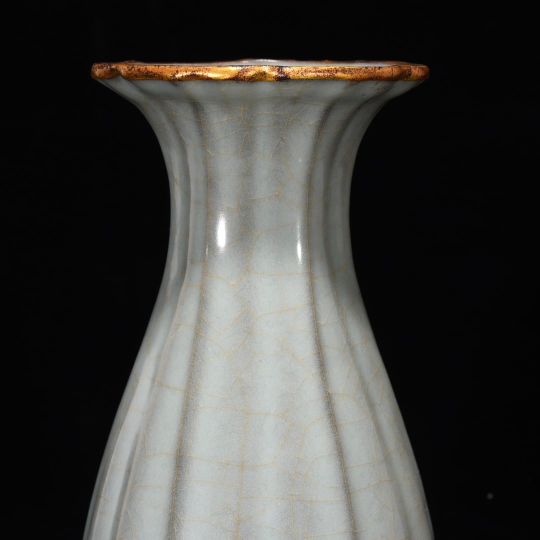 Former Longquan official porcelain bottle with gold-plated rim and scraped edges - 5