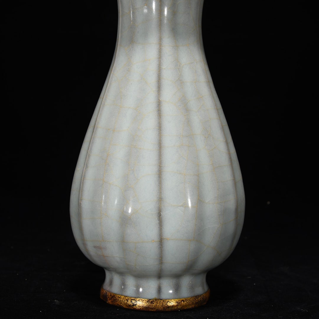 Former Longquan official porcelain bottle with gold-plated rim and scraped edges - 7