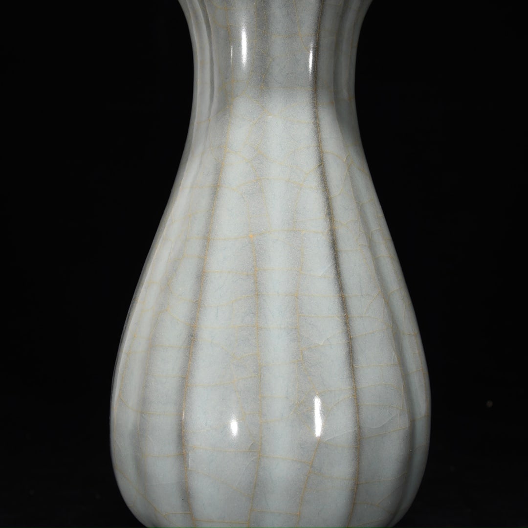 Former Longquan official porcelain bottle with gold-plated rim and scraped edges - 8