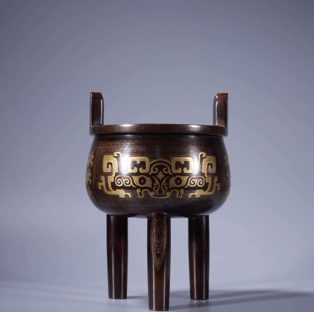 Gilded Copper Incense Burner with Silver Inlay: A bronze incense burner inlaid with silver wire and gilded, 20 cm high, 13.5 cm in diameter at the mouth, and weighing 3335 grams. Provenance:Private collection from a professor in Newcastle Universit