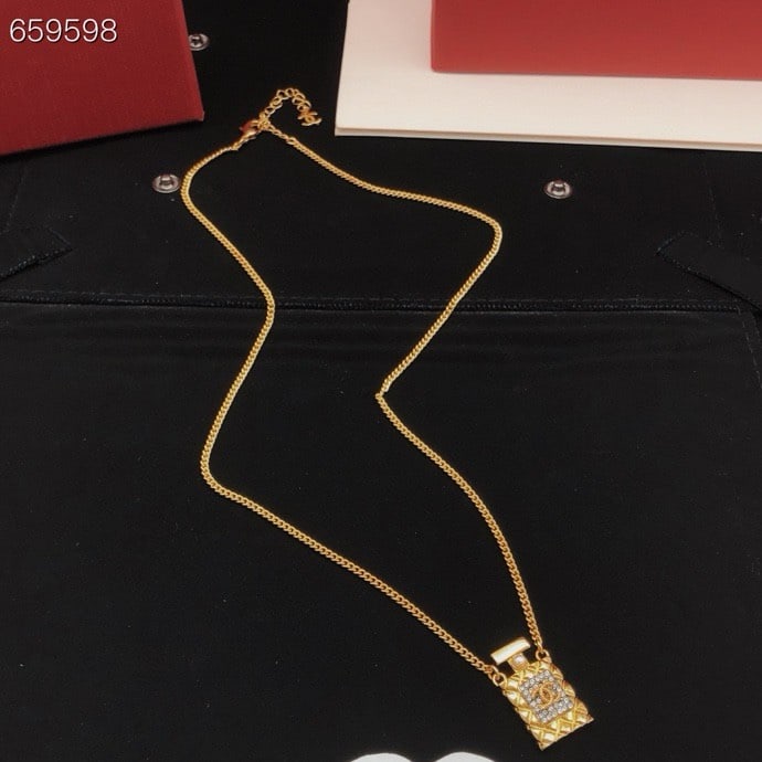 Chanel necklace: The Necklace perfume bottle is surprisingly exquisite in its overall details, exuding personal confidence and taste. Its elegant and fashionable design highlights French sophistication. We offer FREE 
