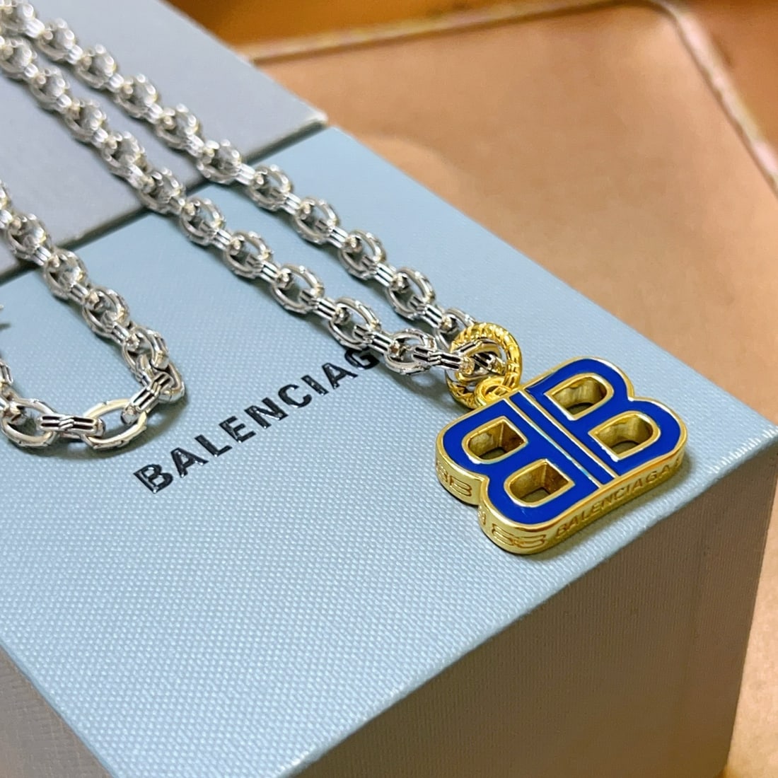 Balenciaga necklace: Balenciaga necklace, a uniquely designed vintage-style Balenciaga necklace. We offer FREE SHIPPING for both domestic and international clients.We accept wire transfer and card payment, for the conveni