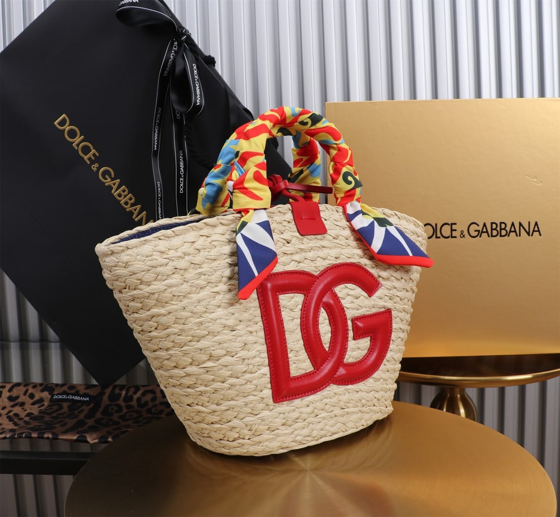 Dolce & Gabbana: Size: 35x26x16cm. It's the perfect season for Dolce & Gabbana hand-woven bags, featuring natural willow weaving paired with classic jacquard design. The result is a fresh and playful style, ideal for 