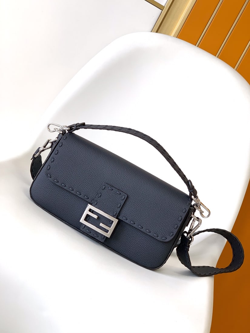 FENDI BAGUETTE: FENDI BAGUETTE classic medium size, pebbled leather, a unique design exuding a new sense of style. Size: 27 x 6 x 15 cm We offer FREE SHIPPING for both domestic and international clients.We accept wir
