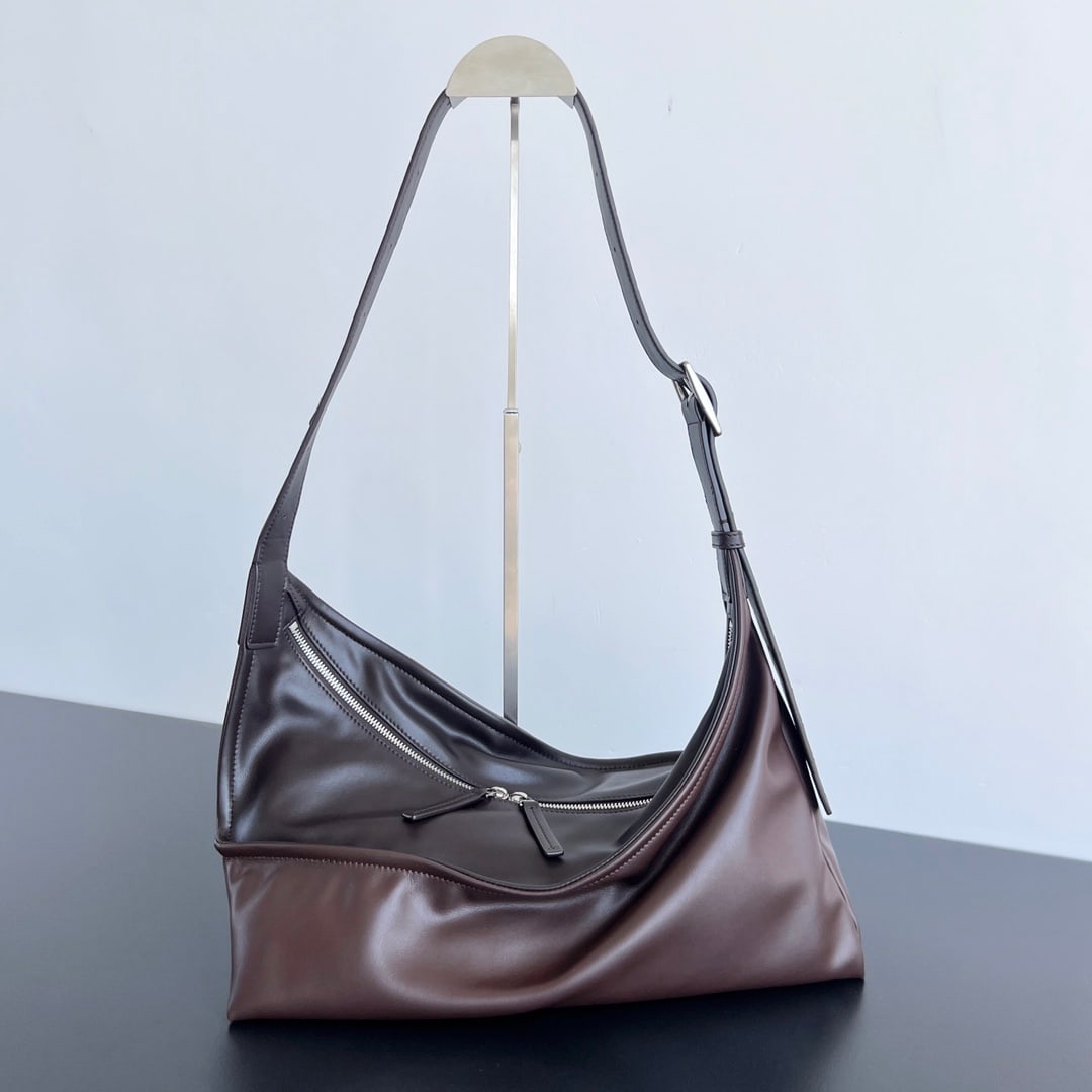 Bottega Veneta Zigzag: The Bottega Veneta Zigzag shoulder bag features a knotted, structured calfskin design that exudes a sophisticated yet casual charm. The combination of a two-tone calfskin exterior and a soft canvas li