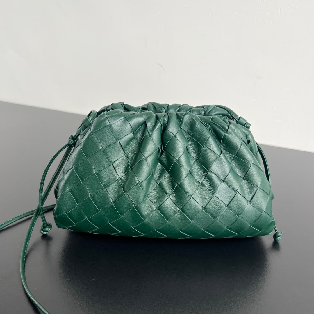 Bottega Veneta: Bottega Veneta's iconic cloud bag series is a true icon. Its rise to fame began with this series, which went viral and sparked a fashion frenzy. It was incredibly difficult to find, regardless of age,