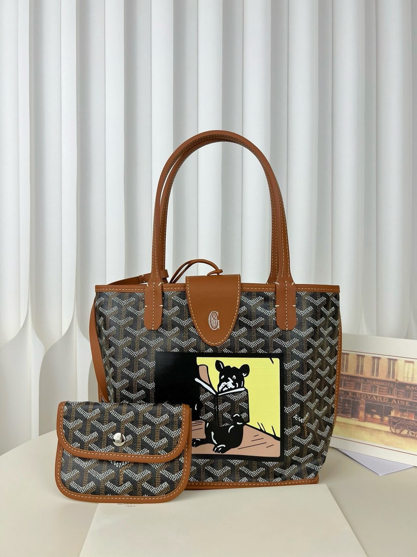 Goyard Anjou Mini Toe: The Goyard Anjou Mini Toe, a French Bulldog with a painted design, is absolutely adorable! It's humorous, cute, and eye-catching, with a charmingly casual yet retro and stylish vibe. Perfect for vacat