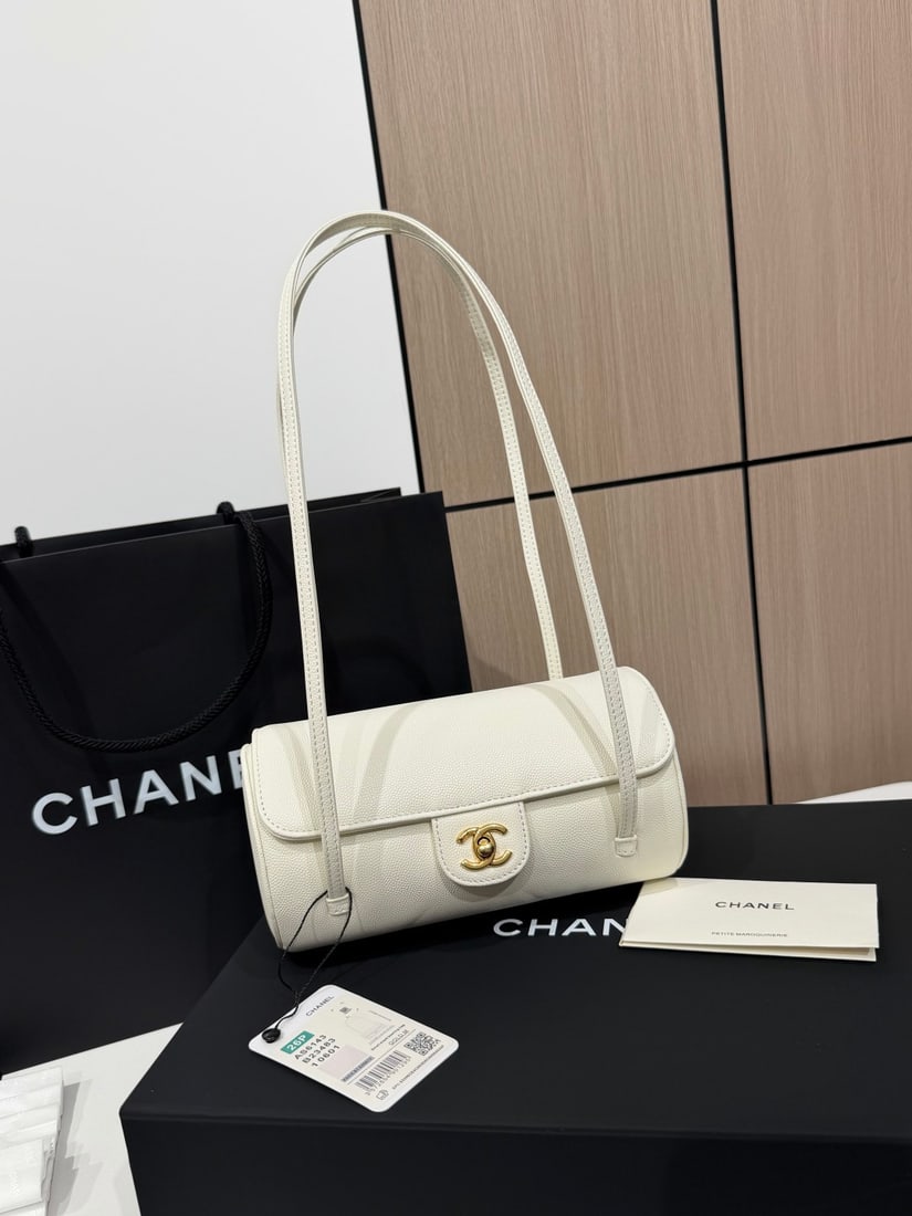 CHANEL Preppy Bowling Bag: The CHANEL Preppy bowling bag, the same style as Jennic's, has a very classic design and a great sense of style! It's incredibly versatile and easy to match with various outfits, exuding both vintage 