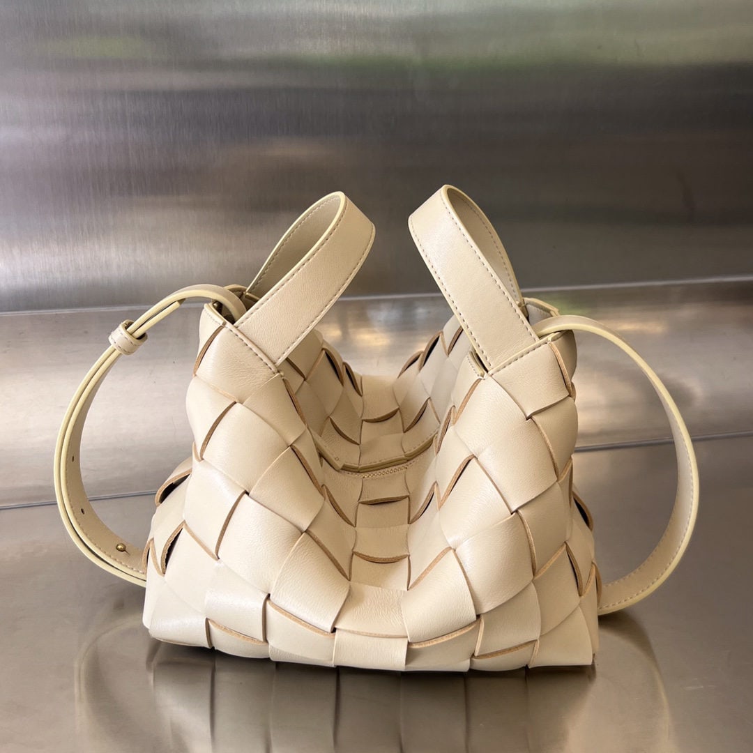 Bottega Veneta: The Bottega Veneta 2023 bowling bag combines Bottega Veneta's classic woven elements, showcasing exquisite craftsmanship and unique taste. Made from supple cowhide, it features a detachable shoulder